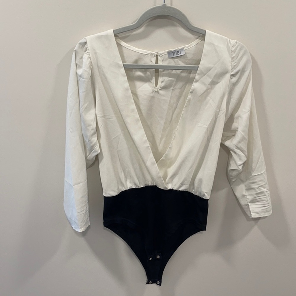 White V-neck 3/4 length tobi bodysuit